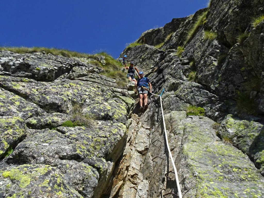 Il caminetto attrezzato poco sotto al Rifugio Dalmazzi (2584 m).