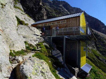 La moderna struttura del Rifugio Dalmazzi (2584 m), nel vallone di Triolet.