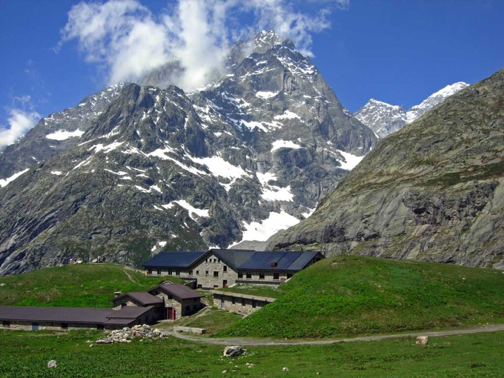 Il Rifugio Elena (2066 m), con il Mont Greuvetta e il vallone di Triolet sullo sfondo.