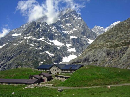 Il Rifugio Elena (2066 m), con il Mont Greuvetta e il vallone di Triolet sullo sfondo.