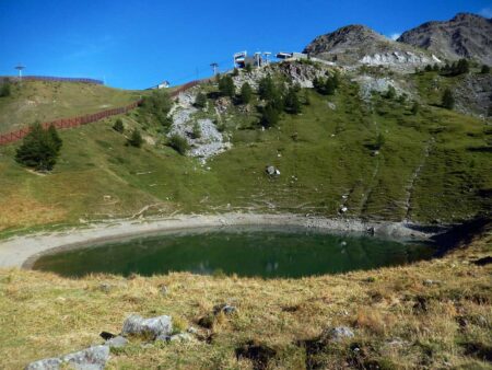Il Lac Chécrouit (2151 m), con le sue acque color smeraldo in cui si specchia il Monte Bianco.
