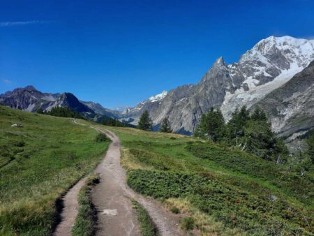 Sulla "balconata della Val Ferret", verso il Rifugio Bertone.