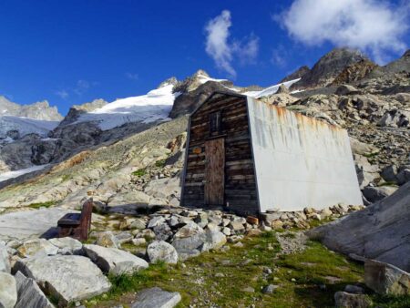 Il Bivacco Fiorio (2735 m), sullo sfondo del Mont Dolent e dell'anfiteatro glaciale di Pré de Bar.