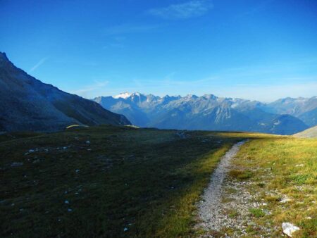 Panorama dal Col Serena (2546 m) verso la piana di Morgex e La Salle.