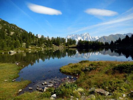 Riflessi magici sul lago d'Arpy (2062 m).