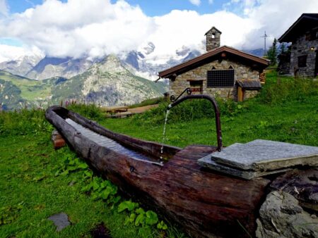 La fontana presso l'alpeggio ristrutturato di Tirecorne (1951 m).