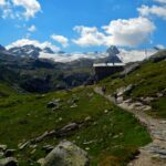 Il Rifugio Deffeyes (2494 m) con il ghiacciaio del Rutor sullo sfondo.
