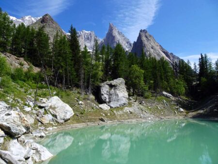 Il Lac Vert (1816) e il Jardin du Miage in Val Veny, con la cresta di Peuterey sullo sfondo.
