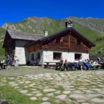 Il Rifugio Bonatti (2021 m), in Val Ferret.