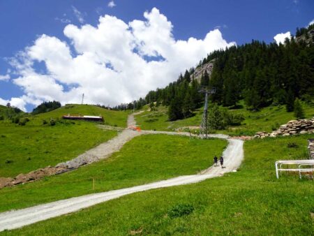 Salita su strada sterrata da Plan Chécrouit al Rifugio Maison Vieille (1952 m).