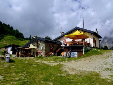 Il Rifugio Maison Vieille (1952 m) al col Chécrouit.
