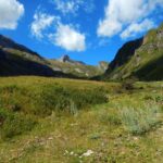 Salendo lungo il fondovalle della Comba di Planaval.