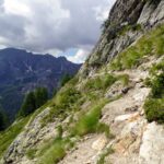 Tratto in traverso sul sentiero attrezzato del Mont Chétif, sopra Courmayeur.