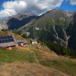 Baite sopra al Rifugio Bertone e vista della Val Sapin.