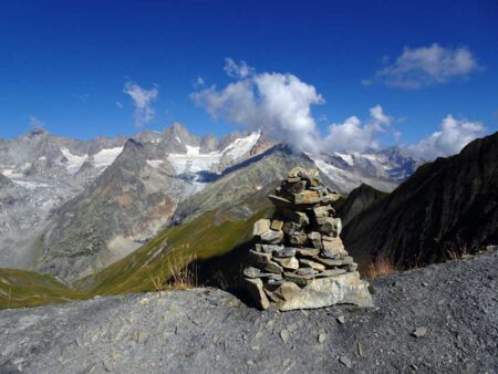 Veduta verso i valloni di Triolet e Pré de Bar dal Col du Ban Darrey (2694 m).