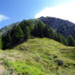 La spalla erbosa su cui sorgono i ruderi della antica baita di Plagnoley (2024 m).