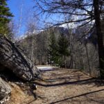 Tratto iniziale su strada sterrata della Val Sapin.